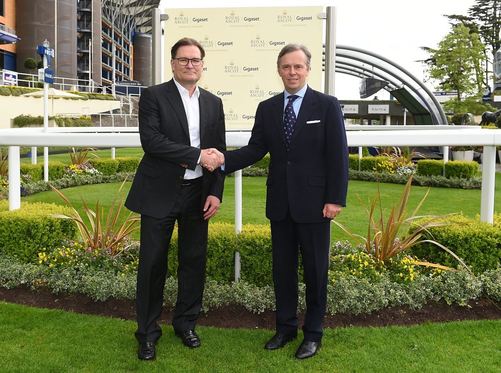 Gigaset CEO Charles Fränkl (links) und Guy Henderson, Chief Executive von Ascot Racecourse Limited (rechts) nach der Unterzeichnung des Vertrages