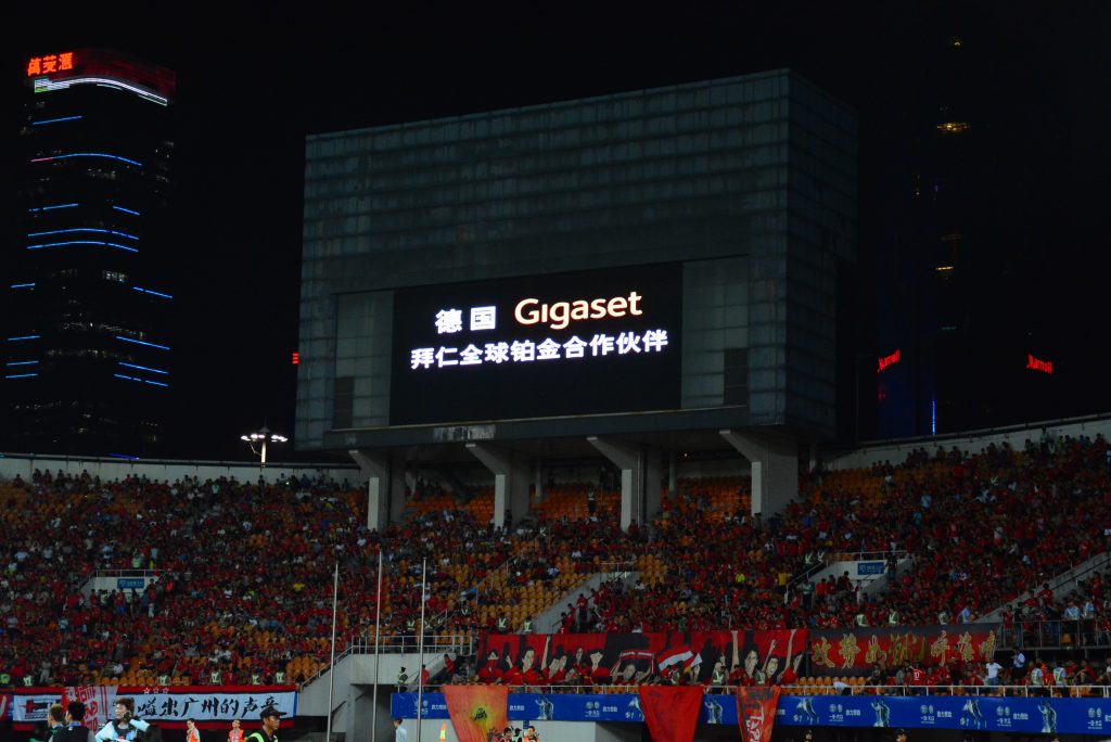 Die Leuchttafel mit dem Gigaset Logo begrüßt die Fans