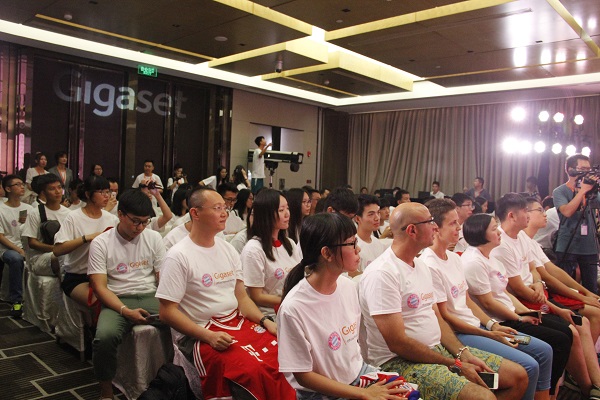Die Chinesischen Fans freuen sich über das von Gigaset arrangierte Fan-Treffen